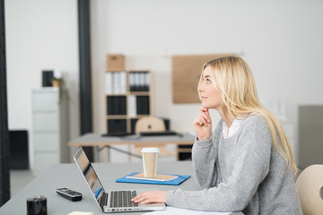 junge kreative frau am arbeitsplatz