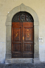 Fototapeta na wymiar Porta in legno, ingresso vecchio palazzo