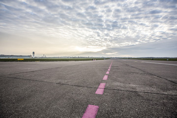 Flughafen Landebahn und Flugfeld bei Sonnenaufgang