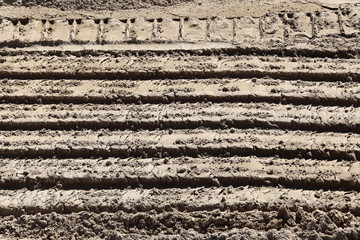 Solchi sulla sabbia lasciati da escavatore cingolato