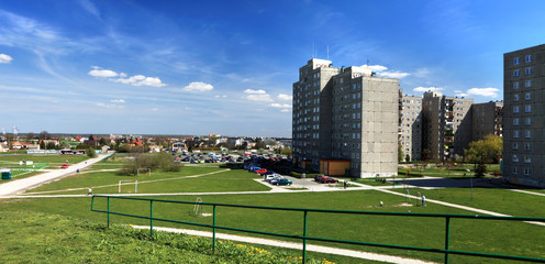 Panorama miasta, bloki mieszkalne.