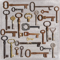 Obraz premium Rusty keys on wooden background