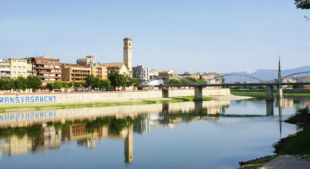 Fototapeta na wymiar Río Ebro a su paso por Tortosa, Tarragona