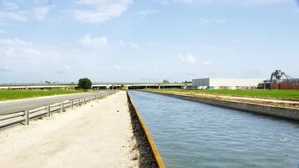 Papier Peint photo Canal Canal d& 39 irrigation dans le delta de l& 39 Èbre, Amposta, Tarragone