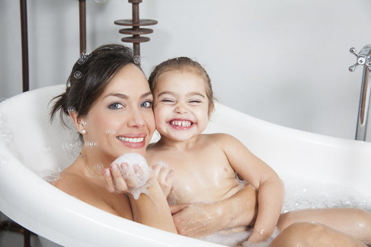 Madre e hija en la ba&ntilde;era
