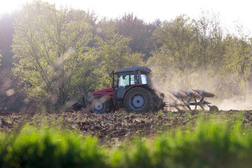 Tracteur et laboure