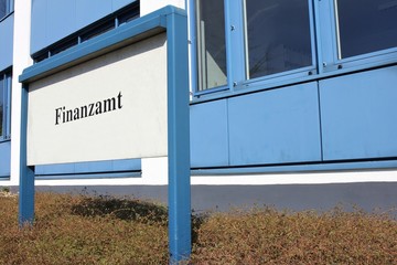 Schild vor einem deutschen Finanzamt