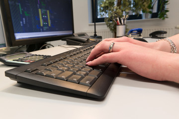 Hände Eingabe auf Computer- Tastatur