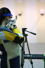 woman aiming a pneumatic air rifle