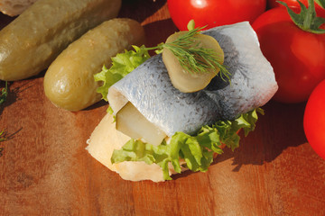 Baguette, saurer Hering, Rollmops, Salat, Gemüse
