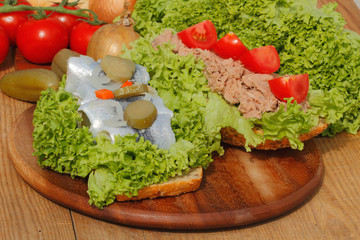 Fischbrötchen mit Thunfisch und saurem Hering, Salat, Gewürzgurk