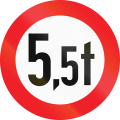 Austrian traffic sign prohibiting throroughfare of vehicles with a weight over 5.5 metric tons