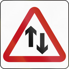 Bruneian sign warning about opposing traffic on a two-way road
