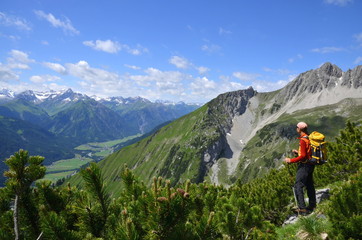 Wanderer mit Aussicht im Gebirge