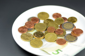 Münzen auf Teller