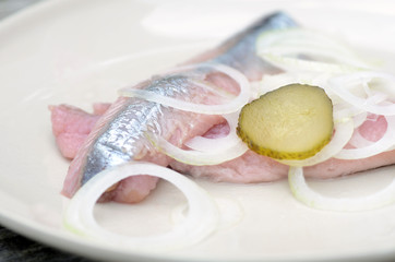 Matjesfilet mit Zwiebeln
