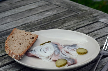 Matjes mit Zwiebeln