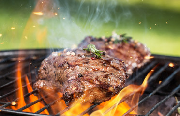 Steaks de boeuf sur grill