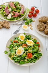 Arugula salad with meat and mozzarella