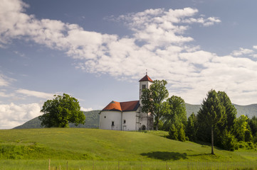 Biały kościół na wzgóżu © Mike Mareen