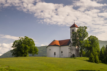 Biały kościół na wzgóżu © Mike Mareen