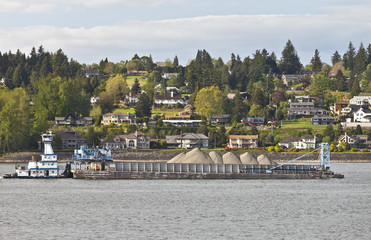 Fototapeta na wymiar Barge pushing its cargo in the Columbia river Oregon.