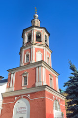 Fototapeta na wymiar Москва, колокольня храма Введения во храм Пресвятой Богородицы
