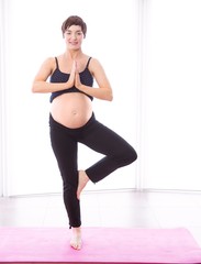 Fototapeta na wymiar Pregnant woman keeping in shape