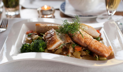 Fischfilet Teller mit frischen Gemüsesorten