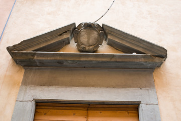 Obraz premium Frontone timpano e decorazioni, Portone di legno