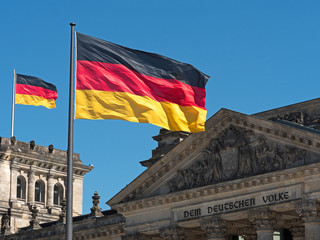 Deutschlandfahnen auf dem Reichstag