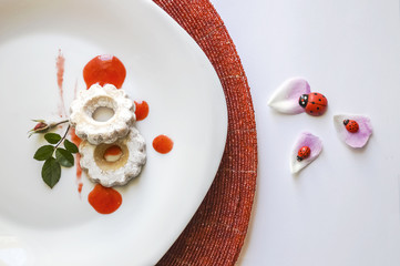 Canestrelli con mousse di fragole e coccinelle