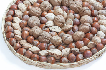 Présentation de fruits secs en corbeille