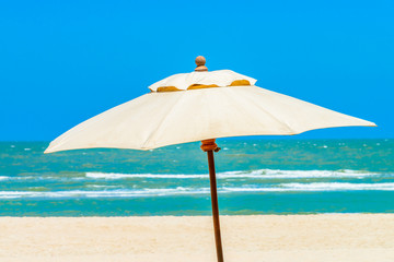 Obraz na płótnie Canvas Umbrella beach chair