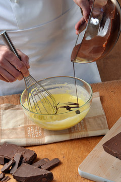 Mezclando crema de chocolate con vainilla.cocinando chocolate.