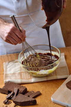 Mezclando crema de chocolate con vainilla.preparando chocolate.