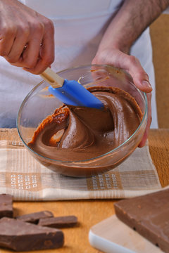 Cocinero mezclando y preparando chocolate.
