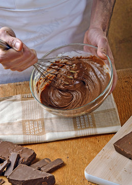 Mezclando crema de chocolate con crema de vainilla.
