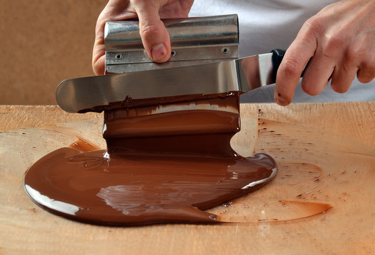 Cocinero preparando crema de chocolate derretido