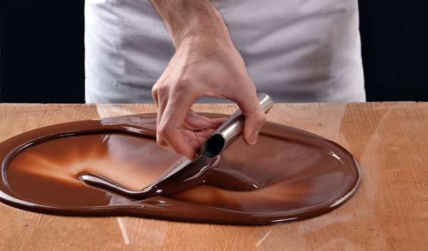 Cocinero preparando crema de chocolate derretido