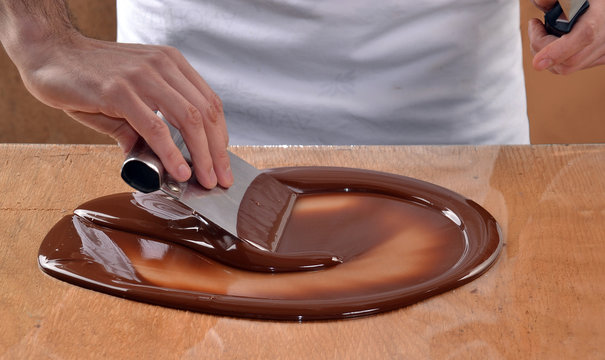 Cocinero preparando crema de chocolate derretido.