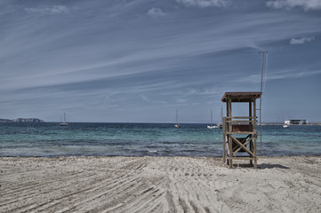 Fototapeta na wymiar Playa desierta de Ibiza