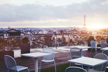 Fotobehang zonnig terras van restaurant in Parijs met panoramisch uitzicht op de Eiffeltoren, Frankrijk © Song_about_summer