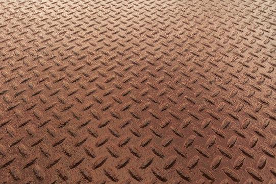 Hintergrund nasses Riffelblech aus Eisen mit Rost