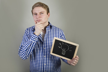 Junger Schüler überlegt