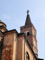 Fototapeta na wymiar campanile romanico Pieve di Santa Maria Assunta - Soncino