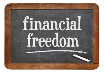 Obraz premium financial freedom on blackboard