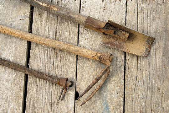 Attrezzi agricoli su tavole di legno