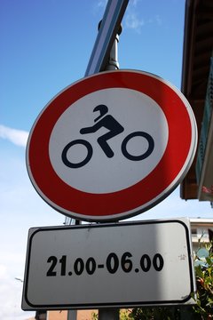Verkehrszeichen - Fahrverbot f&uuml;r Motorr&auml;der 21.00-06.00 