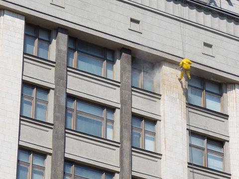 Cleaner - cleans house facade climber